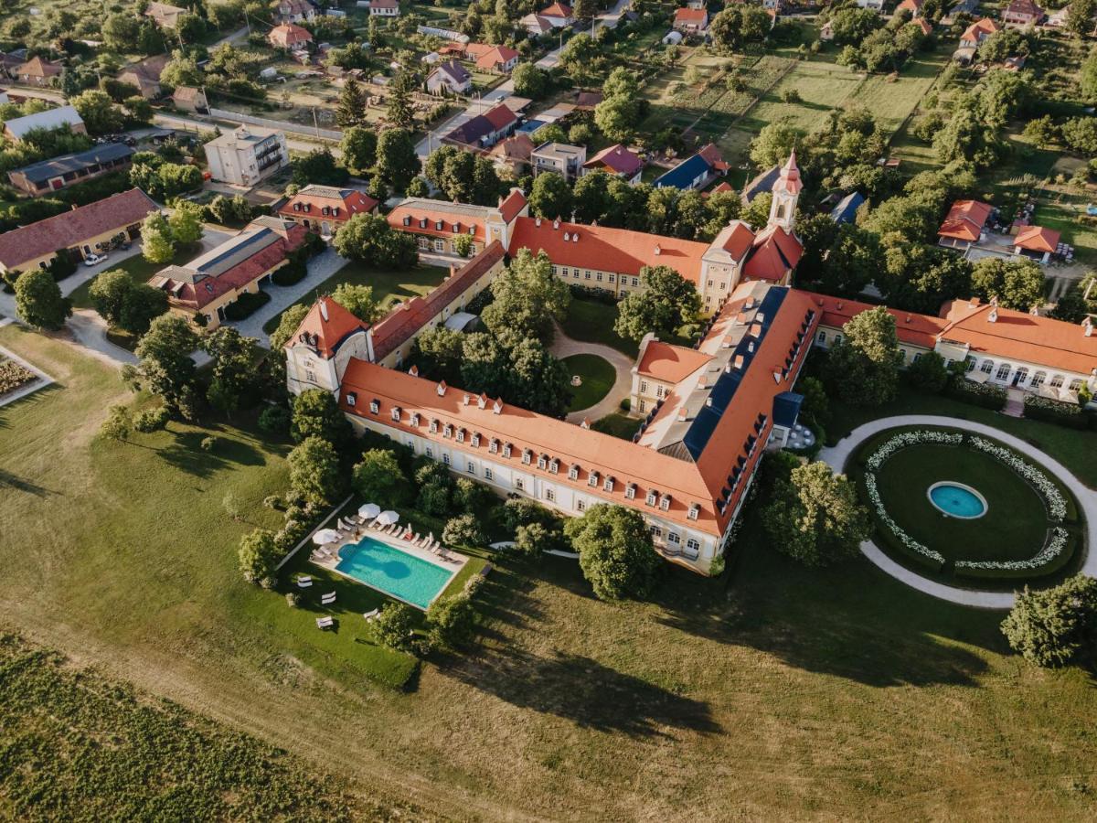 Hotel Chateau Bela Exterior photo